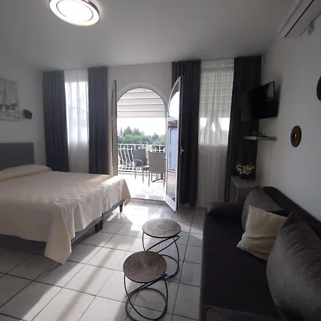 In With Terrace, Air Condition, Wifi, Washing Machine Apartment